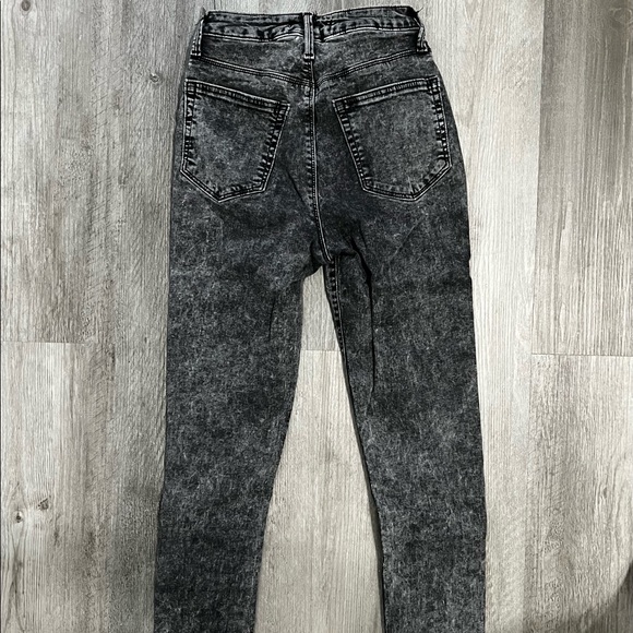 Acid-washed Jeans | Forever 21 - Picture 3 of 4